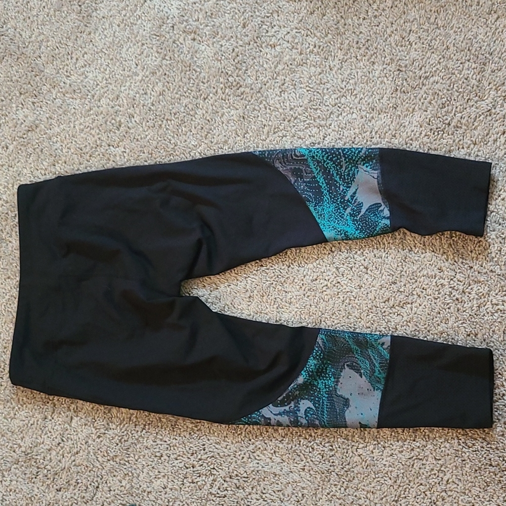 Second Skin Crop Leggings - Picture 2 of 3